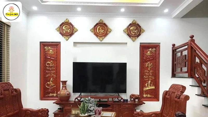 Treo tranh chữ Phúc ở phòng khách