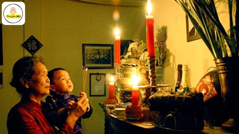 Thắp nhang cầu xin tổ tiên che chở